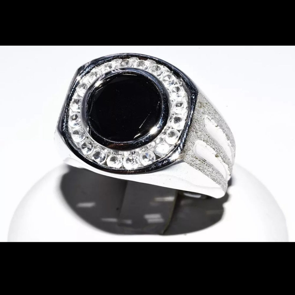 4.CT NATURAL ROUND  BLACK and WHITE ONYX & WHITE TOPAZ COCKTAIL RING